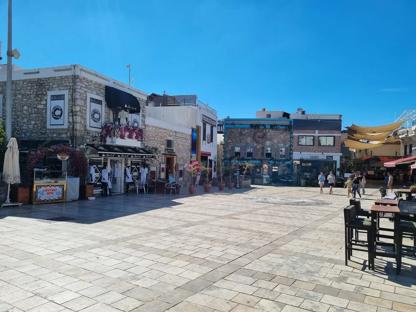 Bodrum Çarşısı: Renkli Sokaklar, Yerel Lezzetler ve Eşsiz Alışveriş Deneyimi